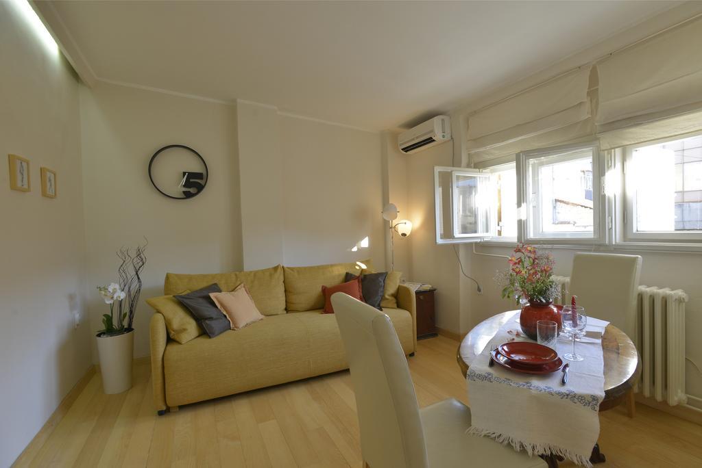 Downtown dell Arte Appartement Novi Sad Buitenkant foto